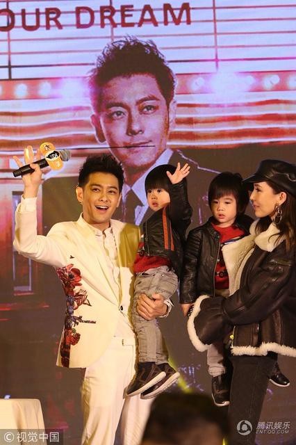 
Lâm Chí Dĩnh là nghệ sĩ cùng lứa với Trần Chí Bằng, Tô Hữu Bằng... Sở hữu ngoại hình thư sinh và trẻ trung, Chí Dĩnh được các đạo diễn ưu ái mời tham dự các bộ phim thần tượng. Vài năm trở lại đây, Chí Dĩnh ít đóng phim nhưng vẫn tham gia các hoạt động ca hát. Anh cho biết, từ khi có con, anh thính dành thời gian bên vợ con hơn là góp mặt trong các sự kiện của làng giải trí.
