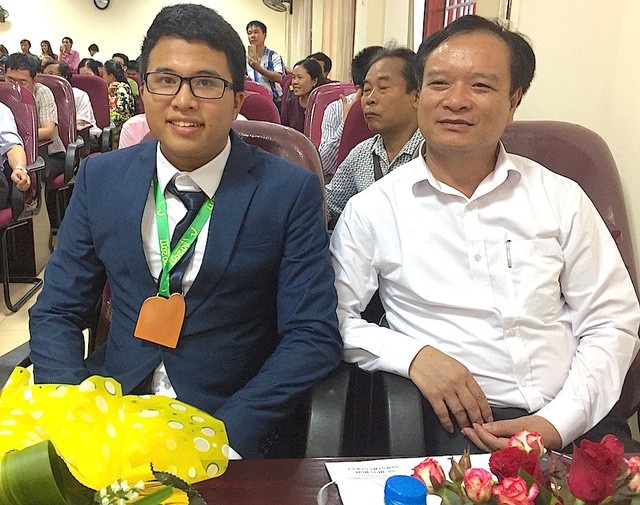 Nghệ An vinh dự có học sinh và thầy giáo được trao giải thưởng Lê Văn Thiêm - 1
Nguyễn Cảnh Hoàng (bên trái) được vinh danh tại quê nhà sau khi giành HCV Olympic Toán học Quốc tế 2017 tại Brazil.