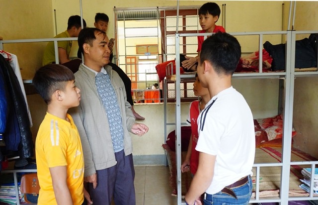 Hi vọng hồi sinh “vùng đất chết” - 5 Thầy Trần Đức Dương - Phó Hiệu trưởng Trường PTDTBT THCS Lượng Minh kiểm tra, nhắc nhở các em học sinh tại khu kí túc. Không chỉ các em học sinh có bố mẹ đã mất vì ma túy hay đang đi tù mà tất cả học sinh bán trú đều được quan tâm, động viên kịp thời để các em yên tâm đi học
