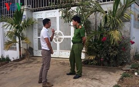 Dễ dàng lừa hàng tỷ đồng với lời hứa hão “chạy việc“ - 1 Cơ quan điều tra, Công an tỉnh Gia Lai thi hành lệnh bắt tạm giam và khám nhà đối với Nguyễn Đức Đệ tại nhà riêng.