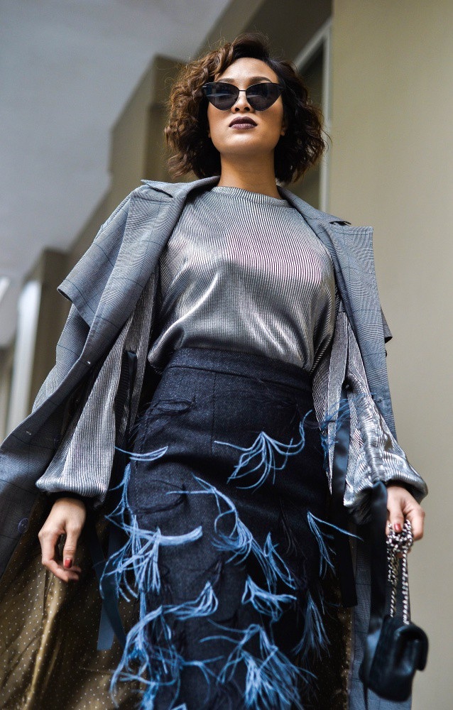 Với tông ghi trầm, nữ MC cũng mix đồ theo công thức áo và chân váy và áo khoác có màu sắc đồng điệu.