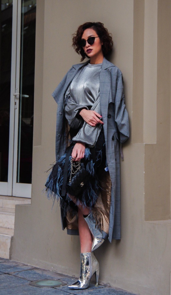 Chân váy bút chì đính lông càng thêm cá tính khi phối hợp cùng áo silver metalic.