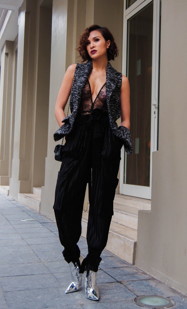 Trong bộ ảnh streetstyle mới, chân dài 9X lại nửa kín, nửa hở với phong cách cá tính, phóng khoáng như chính tính cách của cô.