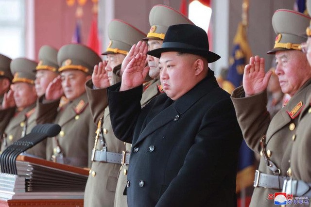 Khó khăn chồng chất trước viễn cảnh đàm phán Mỹ - Triều - 2 Nhà lãnh đạo Kim Jong-un dự lễ duyệt binh tại Bình Nhưỡng ngày 8/2 (Ảnh: Reuters)