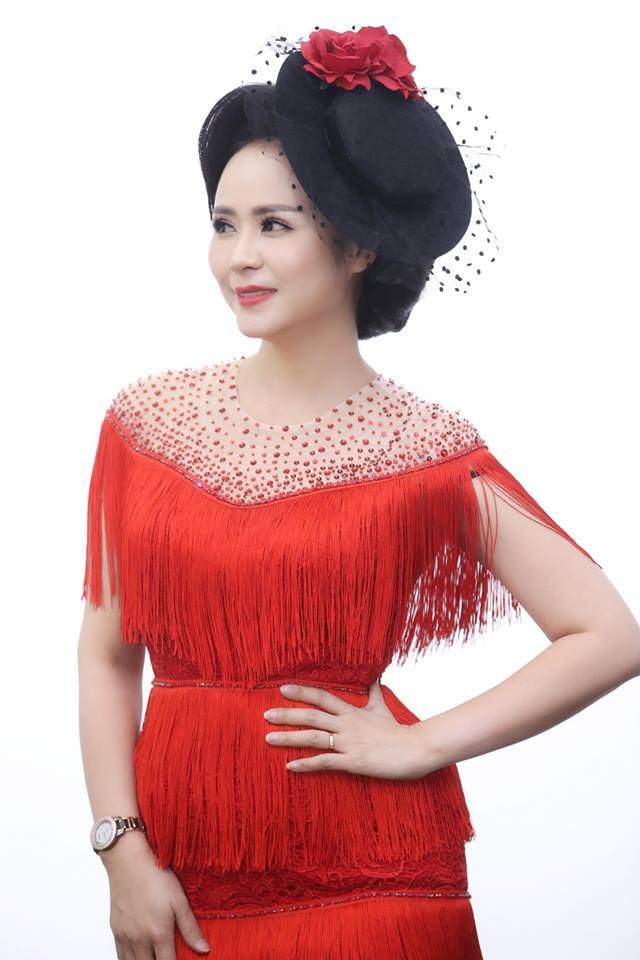 Nữ hoàng Hoa hồng Bùi Thị Thanh Hương khoe nhan sắc ngọt ngào - 2 Đam mê thời trang đặc biệt là tà áo dài đã giúp chị bén duyên với thời trang.