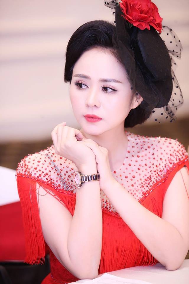 Nữ hoàng Hoa hồng Bùi Thị Thanh Hương khoe nhan sắc ngọt ngào - 5 Nữ hoàng Hoa hồng Bùi Thị Thanh Hương khoe nhan sắc ngọt ngào - 5