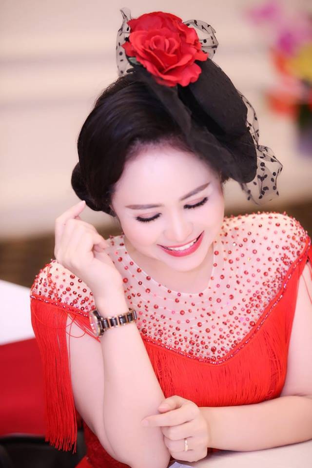 Nữ hoàng Hoa hồng Bùi Thị Thanh Hương khoe nhan sắc ngọt ngào - 7 Nữ hoàng Hoa hồng Bùi Thị Thanh Hương khoe nhan sắc ngọt ngào - 7