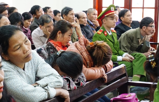Huy động hàng chục tỷ đồng tiền gửi trái pháp luật rồi tuyên bố vỡ nợ - 3 383 người dân các huyện Con Cuông, Anh Sơn, Đô Lương bị Nguyễn Thị Thảo chiếm đoạt hơn 23 tỷ đồng. Nhiều người mệt mỏi trong hành trình đòi lại đồng tiền mồ hôi nước mắt đã trót gửi cho bà chủ doanh nghiệp vàng này
