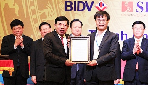 Thủ tướng chủ trì hội nghị gặp mặt các nhà đầu tư tại Nghệ An - 4 Hội nghị năm nay tiếp tục thu hút được nhiều dự án đầu tư lớn vào Nghệ An, đã trao giấy chứng nhận đăng ký đầu tư, quyết định chấp thuận chủ trương đầu tư cho 9 dự án và ký kết 16 biên bản ghi nhớ hợp tác đầu tư vào tỉnh Nghệ An với tổng số vốn đăng ký là 13.152 tỷ đồng.