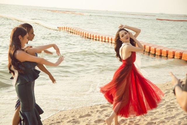 Trước đó, tiếp nối các hoạt động của Hoa hậu Hoa hậu Chuyển giới Quốc tế 2018, Hương Giang vừa có buổi ghi hình trên bãi biển Pattaya cùng các thí sinh. Diện bộ đầm đỏ gợi cảm, Hương Giang tiếp tục gây chú ý với vẻ đẹp nổi bật.