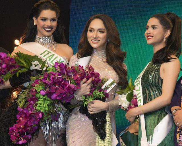 Đại diện người đẹp chuyển giới của Việt Nam chọn sở trường của mình là hát và nhảy ca khúc Hush Hush cùng sự trợ giúp của hai vũ công người Thái Lan trong phần thi tài năng. Với tiết mục ấn tượng, Hương Giang lọt Top 15 và giành giải Người đẹp tài năng.