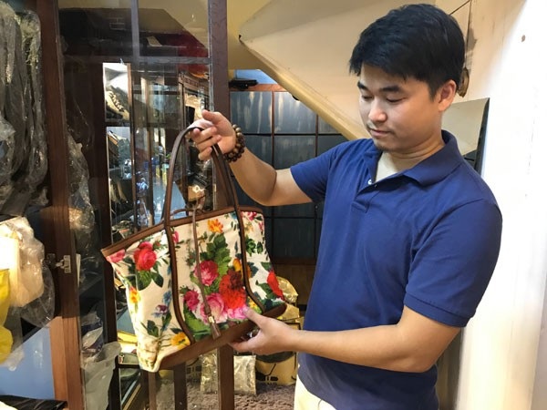 Chát đắng khởi nghiệp: Người thu triệu USD, kẻ dẹp tiệm đổi nghề - 1
Đánh giày, sửa túi,... công việc tưởng đơn giản mà đem lại mức thu nhập đáng kể