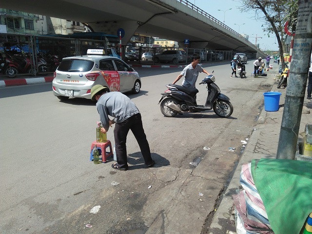 40.000 đồng/nửa lít xăng, dân vẫn chấp nhận mua - 5 40.000 đồng/nửa lít xăng, dân vẫn chấp nhận mua - 5