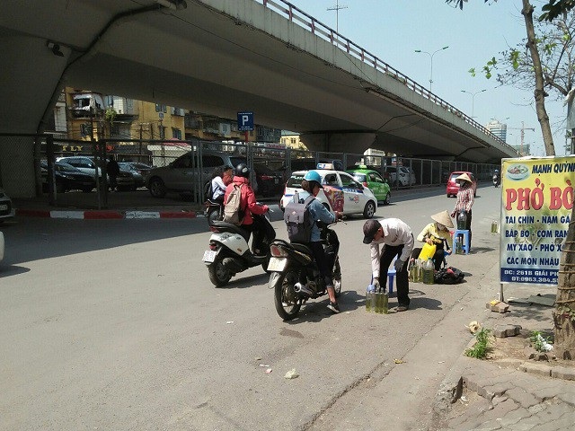 40.000 đồng/nửa lít xăng, dân vẫn chấp nhận mua - 1
Mua bán xăng ngay lòng đường giữa trưa nắng.