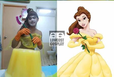 Bật cười với màn “đạo nhái” khó đỡ các bộ phim nổi tiếng - 3 Hãng Disney có lẽ sẽ phải xem xét lại về bộ váy vàng của nàng Belle và dĩ nhiên, “nhà Chuột” đâu thể ngờ rằng sẽ có lúc sắc vàng này được làm từ… thạch và áo mưa
