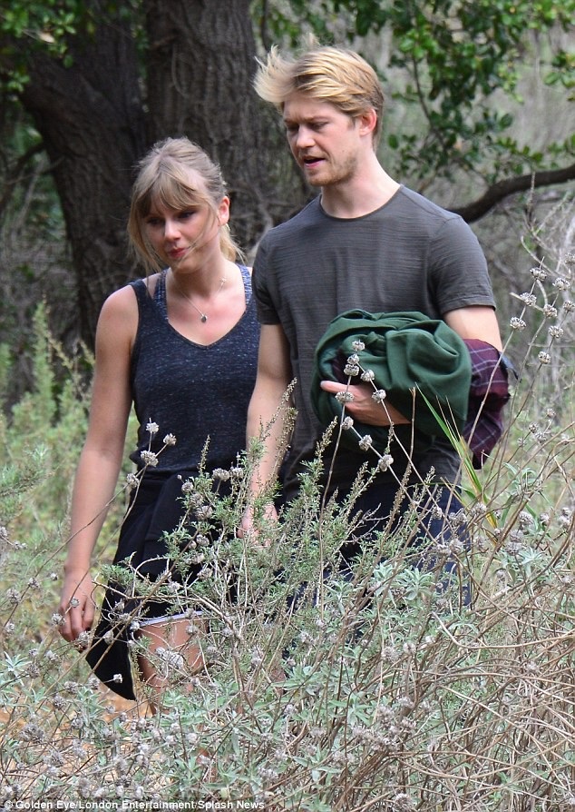 Hình ảnh hiếm hoi của Taylor Swift bên bạn trai hiện tại - 10
Taylor sở hữu khối tài sản lên tới 280 triệu USD còn Joe vẫn đang là một nam diễn viên mới, chưa có danh tiếng tại Anh.