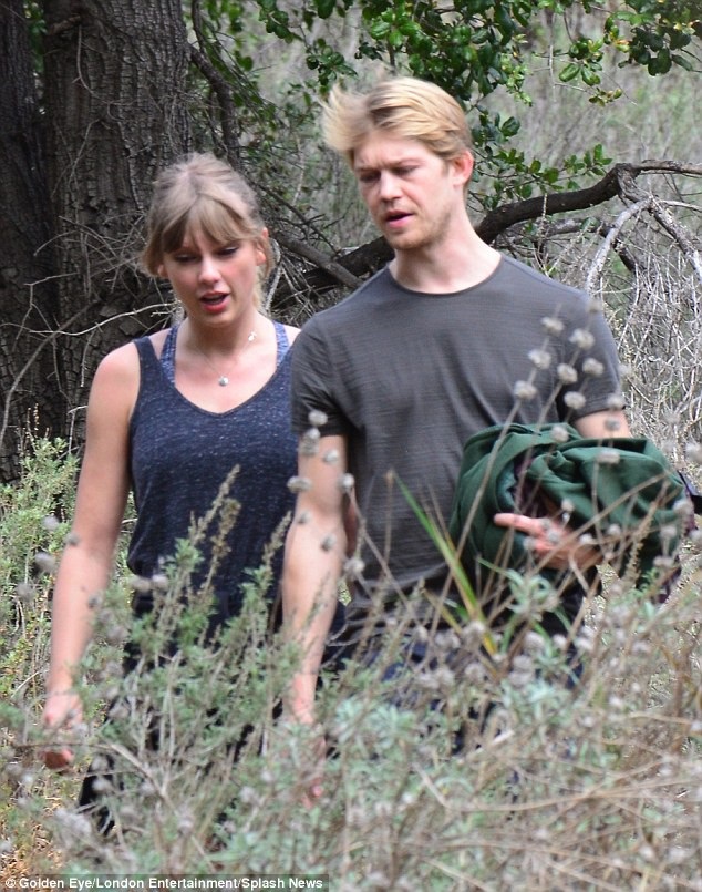 Hình ảnh hiếm hoi của Taylor Swift bên bạn trai hiện tại - 9
Trước Joe, Taylor Swift từng hò hẹn với nam diễn viên người Anh - Tom Hiddleston trong 3 tháng. Cặp đôi không ngại xuất hiện cùng nhau ở những nơi công cộng và sau đó, Taylor thừa nhận rằng, chính việc khoe khoang tình yêu với công chúng khiến mối quan hệ giữa họ không dài lâu.