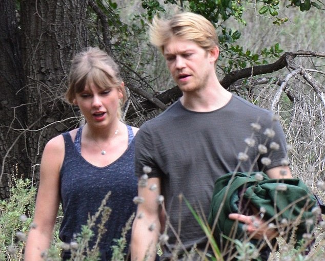 Hình ảnh hiếm hoi của Taylor Swift bên bạn trai hiện tại - 1
Taylor Swift và bạn trai Joe Alwyn tay trong tay hạnh phúc khi đi nghỉ cùng nhau tại Malibu, Mỹ, tháng ngày 8/3/2018.