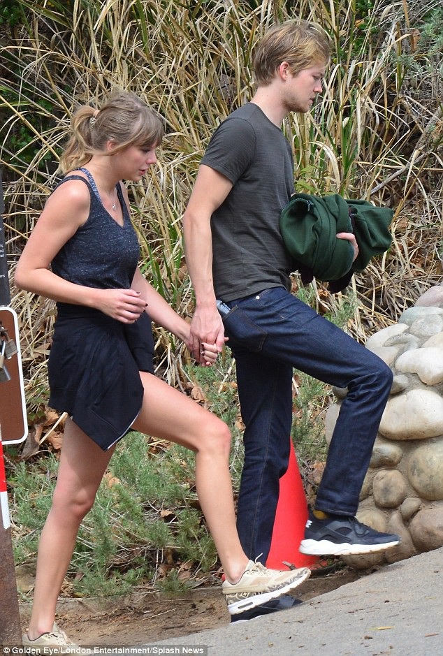 Hình ảnh hiếm hoi của Taylor Swift bên bạn trai hiện tại - 8
Để tránh những ánh mắt tò mò, cặp tình nhân Anh - Mỹ thường xuyên phải nguỵ trang khi ra ngoài.