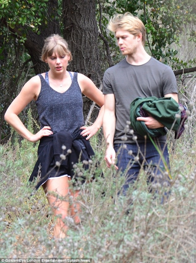 Hình ảnh hiếm hoi của Taylor Swift bên bạn trai hiện tại - 5
Một nguồn tin cho hay, trong suốt thời gian kể từ hò hẹn với Joe, Taylor thường xuyên bay sang Anh để thăm bạn trai. Cô cũng đã ra mắt những người thân trong gia đình Joe và cả hai bên gia đình đều ủng hộ mối quan hệ giữa họ.