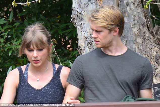 Hình ảnh hiếm hoi của Taylor Swift bên bạn trai hiện tại - 3
Nữ ca sĩ người Mỹ trông rất vui vẻ, thoải mái khi ở bên chàng bạn trai người Anh, kém 1 tuổi.