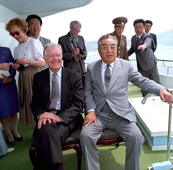 Chặng đường đàm phán chông gai giữa Mỹ và Triều Tiên - 1 Cựu Tổng thống Jimmy Carter gặp cố lãnh đạo Kim Nhật Thành năm 1994 (Ảnh: KCNA)