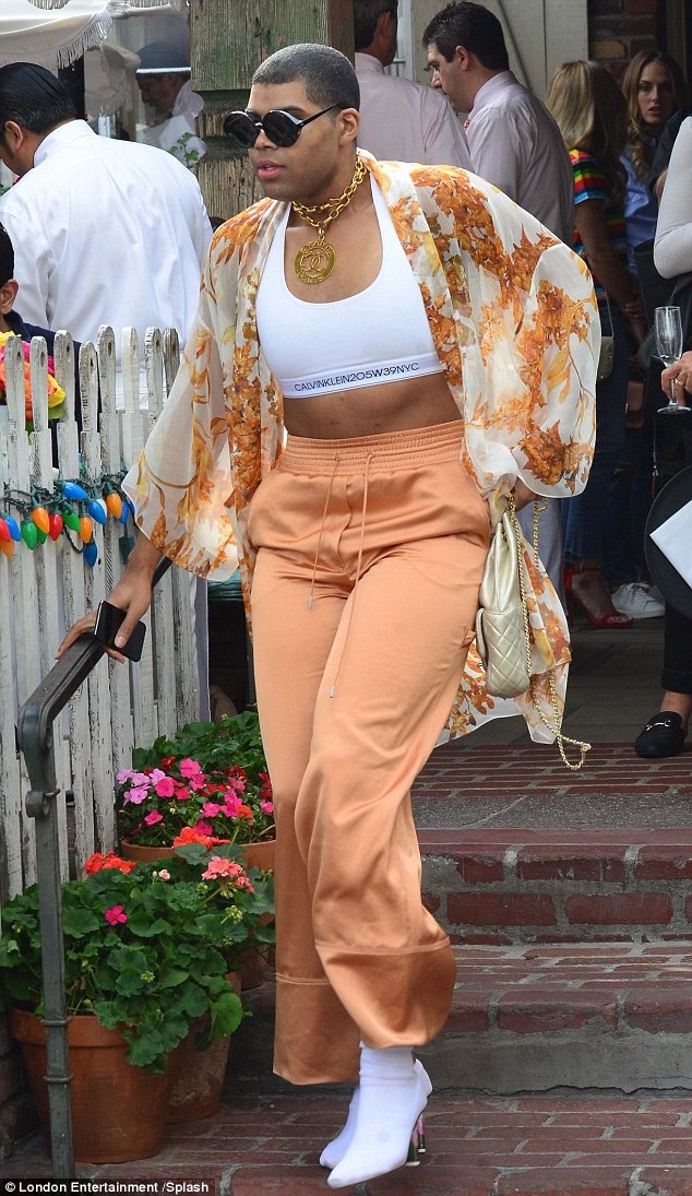 Sao đồng tính điệu đà xuống phố - 1 
EJ Johnson sành điệu đi ăn tại nhà hàng 5 sao ở Hollywood ngày 10/3 vừa qua