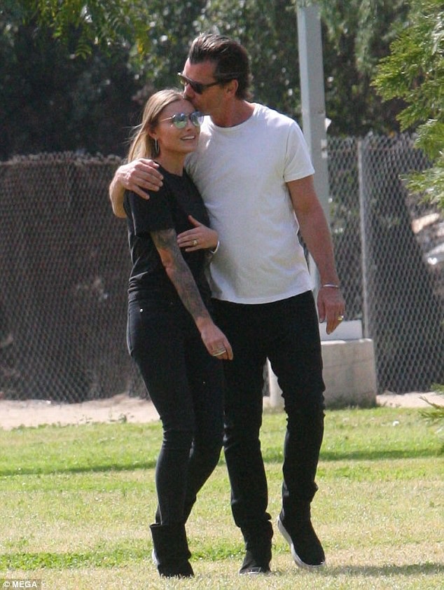 Gavin Rossdale hạnh phúc bên bạn gái kém 24 tuổi - 1
Rocker Gavin Rossdale, 52 tuổi âu yếm hôn bạn gái Sophia Thomalla, 28 tuổi khi dạo chơi tại công viên ở Los Angeles ngày 10/3 vừa qua