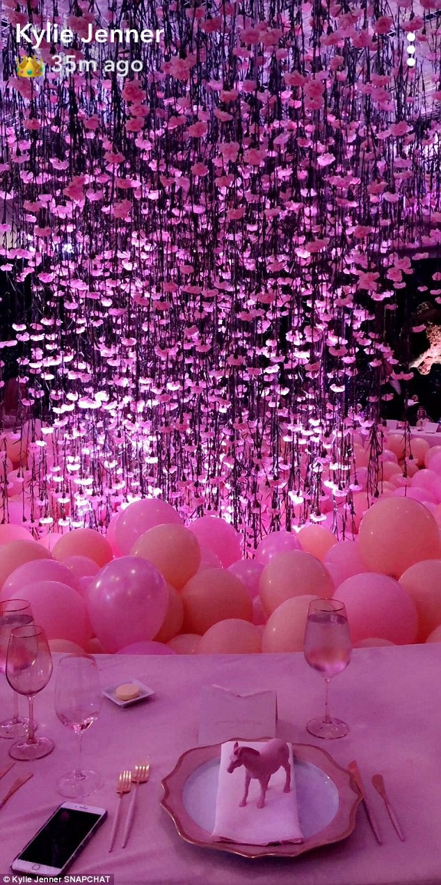 
Quang cảnh xa hoa trong buổi tiệc mừng em bé sắp chào đời do Khloe Kardashian tổ chức tại Los Angeles ngày 10/3 vừa qua
