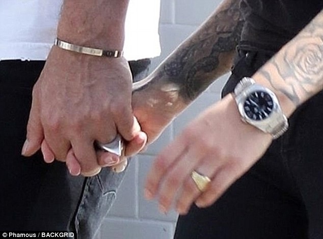 Gavin Rossdale hạnh phúc bên bạn gái kém 24 tuổi - 2
Trên ngón tay áp út của Sophia Thomalla xuất hiện chiếc nhẫn lạ khiến nhiều người nghi ngờ phải chăng cô đã nhận lời cầu hôn của bạn trai