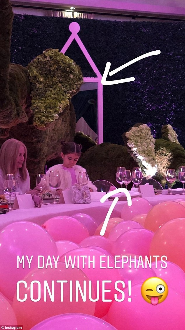 
Các thành viên trong gia đình Kardashian đều có mặt trong buổi tiệc này
