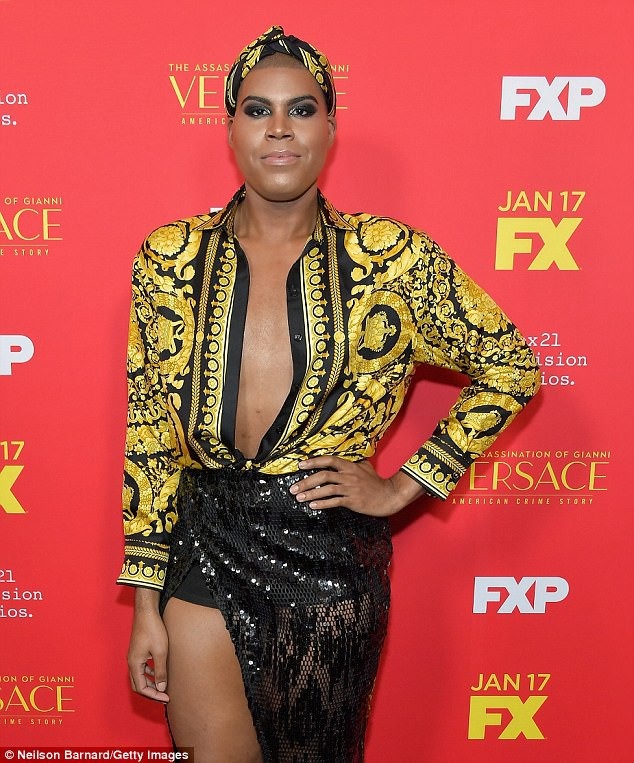 Sao đồng tính điệu đà xuống phố - 7 
Gia đình EJ Johnson đều bị sốc khi thấy EJ Johnson công khai giới tính thật nhưng vẫn luôn ở bên và ủng hộ anh.