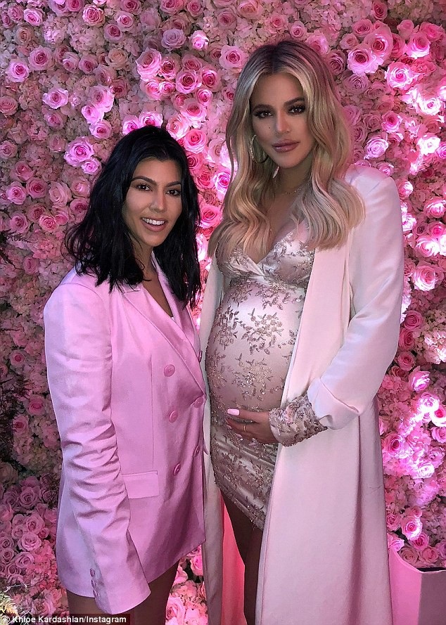 
Khloe và chị gái Kourtney
