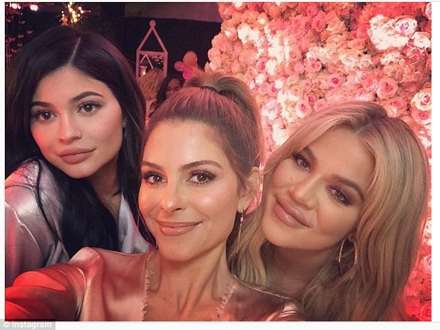 
Khloe và em gái Kylie - người mới sinh con gái đầu lòng ở tuổi 20
