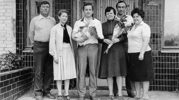 Hé lộ cách tình báo Anh chiêu mộ điệp viên hai mang Nga nghi bị đầu độc - 1
Sergei Skripal bế con gái Yulia khi chụp ảnh cùng gia đình vào những năm 1980. (Ảnh: BBC)
