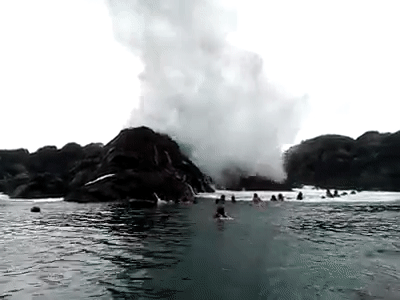 Sóng đánh tung trào, cao tới 8m