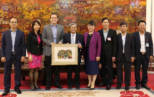 Bà Nguyệt Hường trong một lần làm việc với lãnh đạo địa phương đầu năm 2017