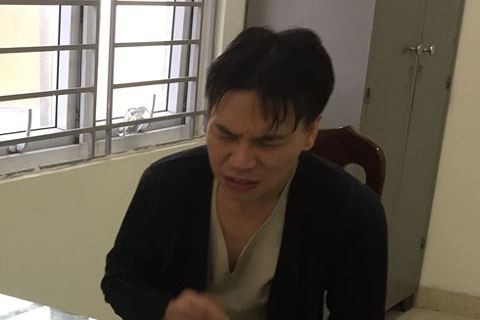 Lời kể của cảnh sát điều tra trong vụ án Châu Việt Cường dùng tỏi "trừ tà ma" dẫn đến cái chết của cô gái 20 tuổi - 2 Châu Việt Cường nhăn mặt, đau đớn vì cổ họng bỏng rát do tỏi