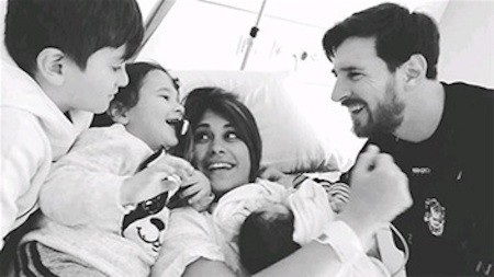 Messi cùng bà xã xinh đẹp mừng rỡ đón quý tử thứ ba - 1 Cả gia đình Messi đều hân hoan chào mừng thành viên mới