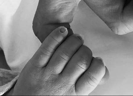 Messi cùng bà xã xinh đẹp mừng rỡ đón quý tử thứ ba - 2 Messi vô cùng hạnh phúc khi được “khoe” con trai