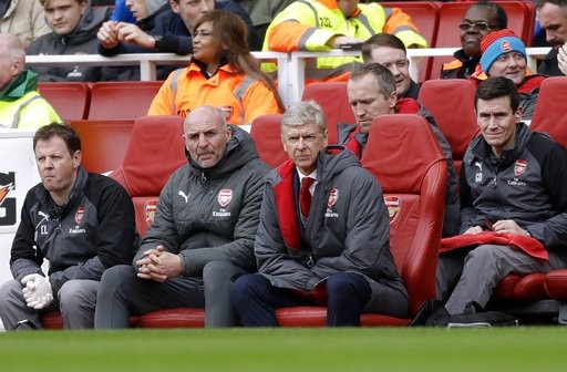 Arsenal 3-0 Watford: Aubameyang, Mkhitaryan thăng hoa trở lại - 1
Wenger (ngoài cùng bên phải hàng trước) lo âu nhìn học trò thi đấu