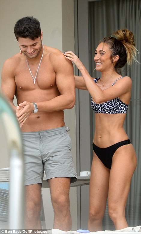 
Megan McKenna hạnh phúc bên bạn trai mới Mike Thalassitis trong kỳ nghỉ tại Tenerife, Tây Ban Nha ngày 10/3 vừa qua
