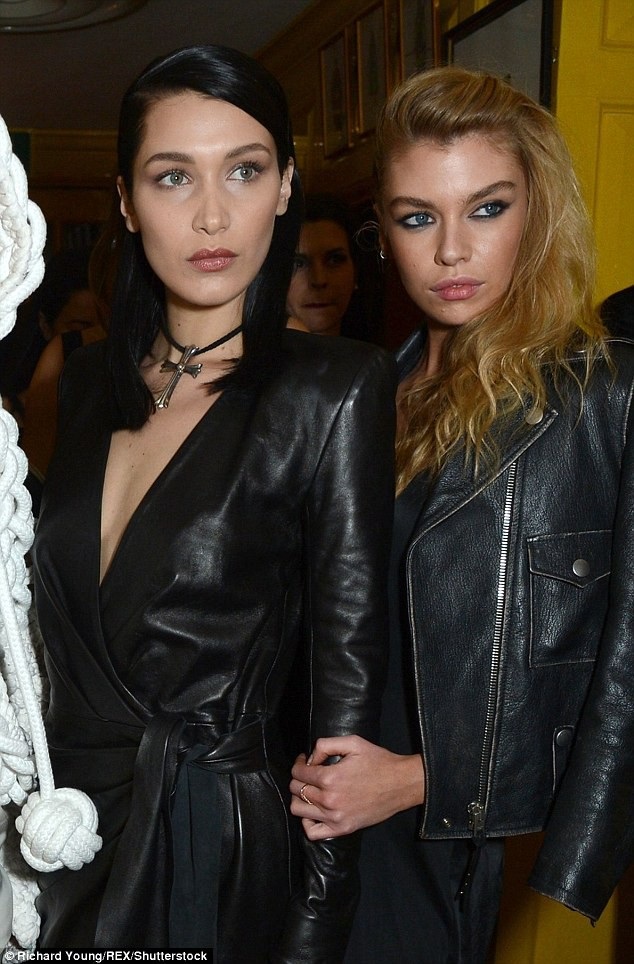 "Bella Hadid từng hôn Stella Maxwell" - 2
Cặp đôi được cho là chỉ quan tâm tới nhau. Họ hôn nhau say đắm, rất vui vẻ và chỉ quan tâm tới nhau. Khi đó Bella chưa nổi tiếng như bây giờ, The Sun đưa tin