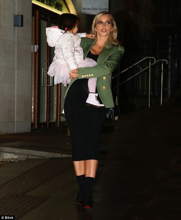 Helen Flanagan: Bầu bí vẫn rất xinh đẹp - 3
Scott Sinclair và Helen hẹn hò từ năm 2009 và đang lên kế hoạch sẽ sớm kết hôn sau khi con thứ 2 chào đời