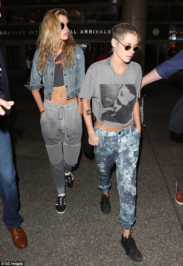 "Bella Hadid từng hôn Stella Maxwell" - 4
Stella Maxwell hiện đang hẹn hò với nữ diễn viên phim Chạng vạng Kristen Stewart