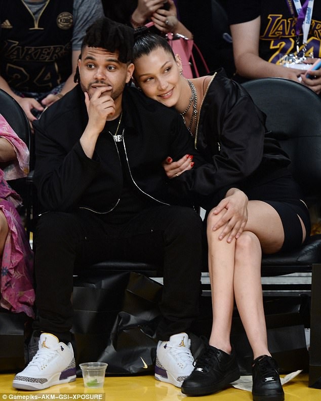 "Bella Hadid từng hôn Stella Maxwell" - 5
Bella thì đã chia tay ca sỹ The Weeknd vào năm 2016