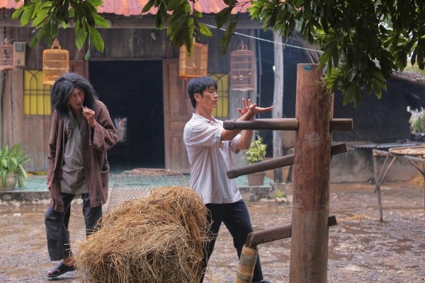 Vì sao phim hài Việt vẫn có thể cán mốc trăm tỷ? - 2 Phim do Dustin Nguyễn đóng vai trò đạo diễn và diễn viên thứ chính dù không đạt danh thu cao nhất nhưng được đánh giá cao về chất lượng.