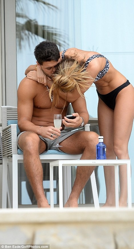 
Mike Thalassitis đã sẵn sàng với một mối quan hệ nghiêm túc ở tuổi 25.
