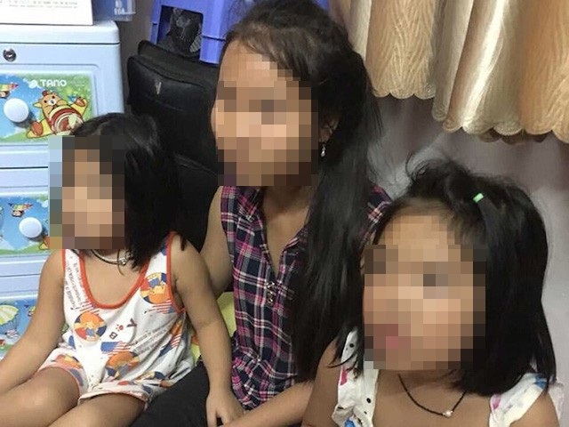 Việt kiều Mỹ liên quan vụ bắt cóc 2 bé gái đòi chuộc 50 ngàn USD - 1
2 cháu bé cùng người giúp việc tại phòng trọ thời điểm công an giải cứu