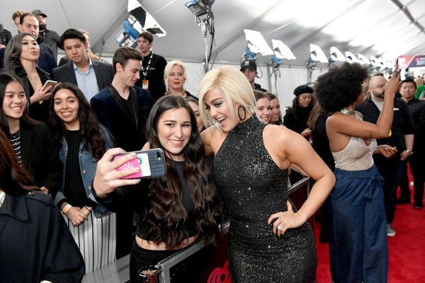 
Bebe Rexha vui vẻ chụp hình cùng fans
